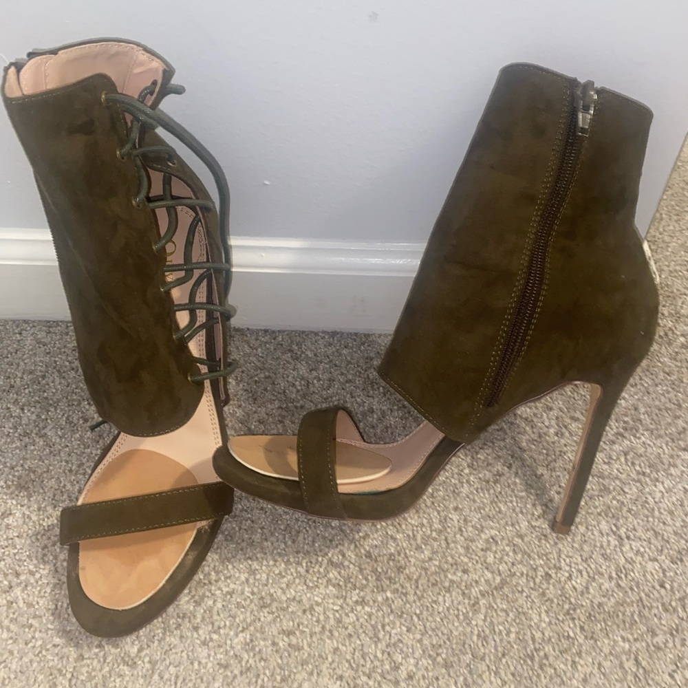 Hunter green Olivia Ferguson stunning Heels